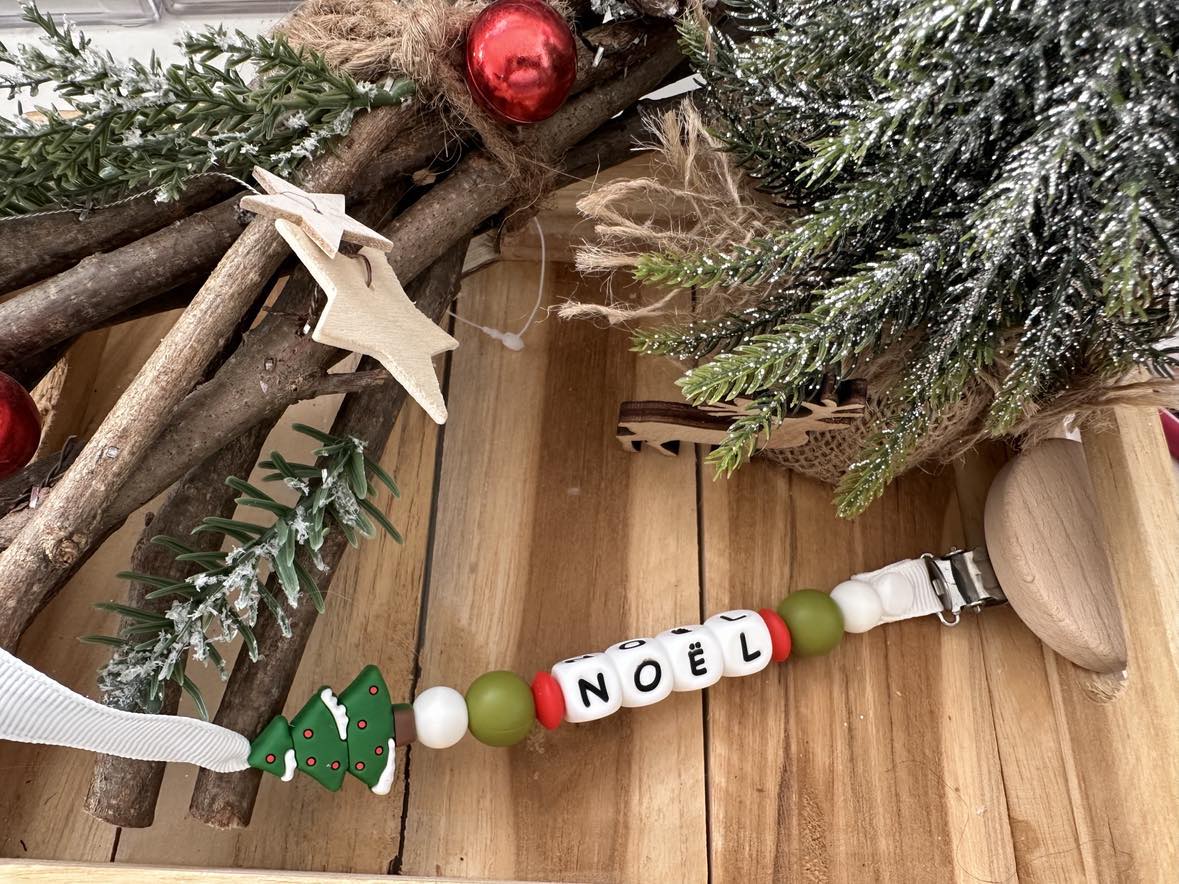 Attache tétine sapin